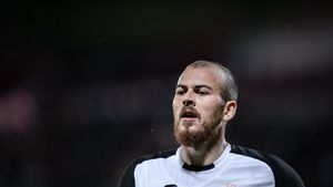 Pe Denis Alibec nu îl vede nimeni?! Cum a încălcat legea fotbalistul Astrei, de două ori în același timp | VIDEO