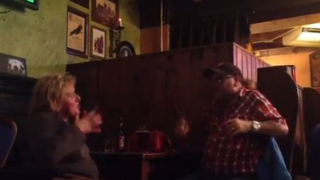 VIDEO El și-ar lăsa oricând soția pentru Van Persie!** Fanul care a uluit Anglia atunci când a fost certat de consoartă: "Vrei inelul înapoi?"