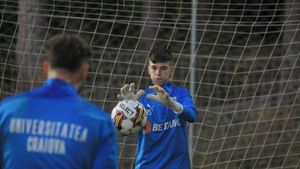 Atenție, Gigi Becali: Universitatea Craiova are un nou portar cu potențial uriaș! Cine e puștiul de 15 ani care o poate lua pe urmele lui Andrei Vlad