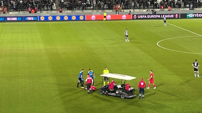 Lovitură cruntă primită de Gigi Becali în PAOK - FCSB! Schimonosit de durere, fotbalistul a părăsit terenul în mașinuța medicală