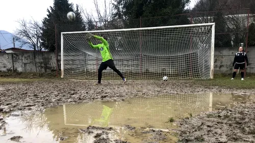 Imagini șocante de la un meci de fotbal feminin din România! Mocirla ar trebui să îl facă să se rușineze pe Răzvan Burleanu | FOTO