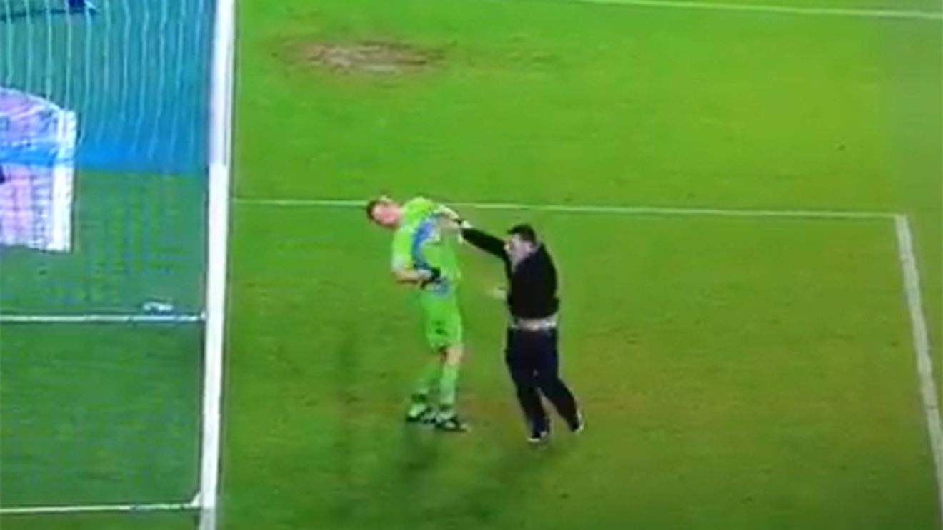 VIDEO HULIGANIC** Nu doar pe "Ilie Oană" se întâmplă! După George Galamaz, un alt jucător este agresat pe teren în timpul partidei