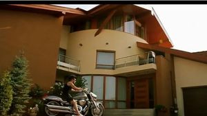 Cosmin Contra a intrat în showbiz!** Vezi ce vedetă a filmat un videoclip la el acasă