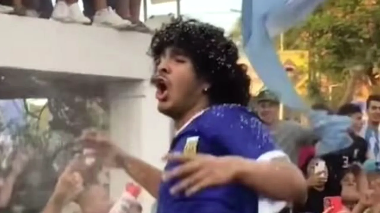 Sosia lui Maradona a pornit fiesta în Argentina, înaintea finalei de Mondial: unii fani chiar au crezut: „A apărut Diego!” | VIDEO