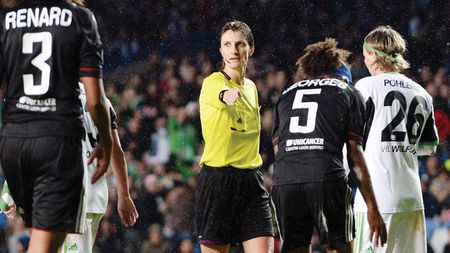 Teodora Albon va arbitra a treia semifinală de Champions League în ultimii cinci ani