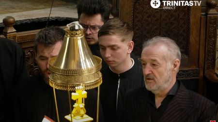 Imagini colosale cu Gigi Becali, în genunchi, în timpul slujbei „Denia celor 12 Evanghelii”