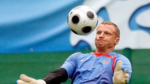 Declarație ciudată dată de portarul lui Zenit, despre goalkeeper-ul lui Dan Petrescu:** "Eu cred că putea continua meciul, după ce a fost lovit de acea petardă"