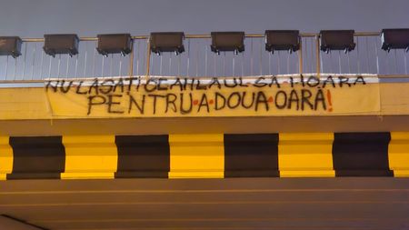Protest la Piatra Neamț! Suporterii Ceahlăului au împânzit orașul cu bannere de susținere a clubului: ”Ne cerem scuze că la «locale» am pus ştampila pe oameni fără onoare” și ”Nu lăsaţi Ceahlăul să moară pentru a doua oară”