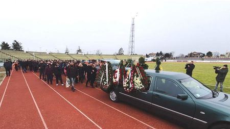 Ilie Bărbulescu a fost condus pe ultimul drum de sute de suporteri! Fumigene și scandări la căpătâiul fostului fotbalist | Duckadam, extrem de afectat VIDEO