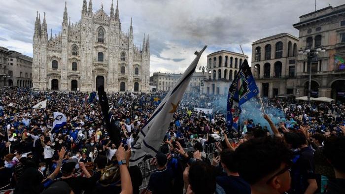 A început petrecerea la Milano! Mii de fani s-au strâns în centrul orașului pentru a sărbători titlul câștigat de Inter + Reacția lui Antonio Conte: „O să dormim liniştiţi!” | VIDEO