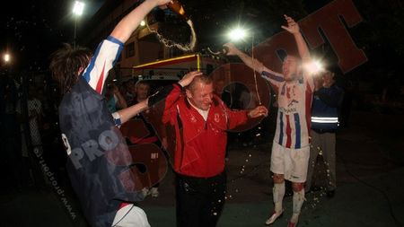 El e omul momentului în România!** Dorinel a sărbătorit cu șampanie primul titlu din cariera de antrenor! FOTO