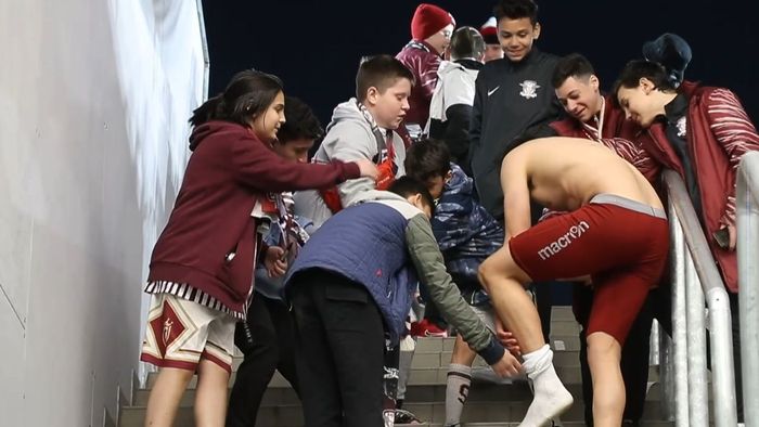 Younes Marzouk, marcatorul unicului gol la inaugurarea Stadionului Rapid, dezbrăcat la piele de copii: „Sportul este despre astfel de emoții!” | VIDEO