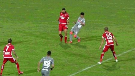 Dinamo a primit o lovitură dură din partea arbitrilor! Sebastian Colțescu le-a refuzat câinilor un penalty. „I-a spart ceasul! Eu dădeam lovitură de la 11 metri”