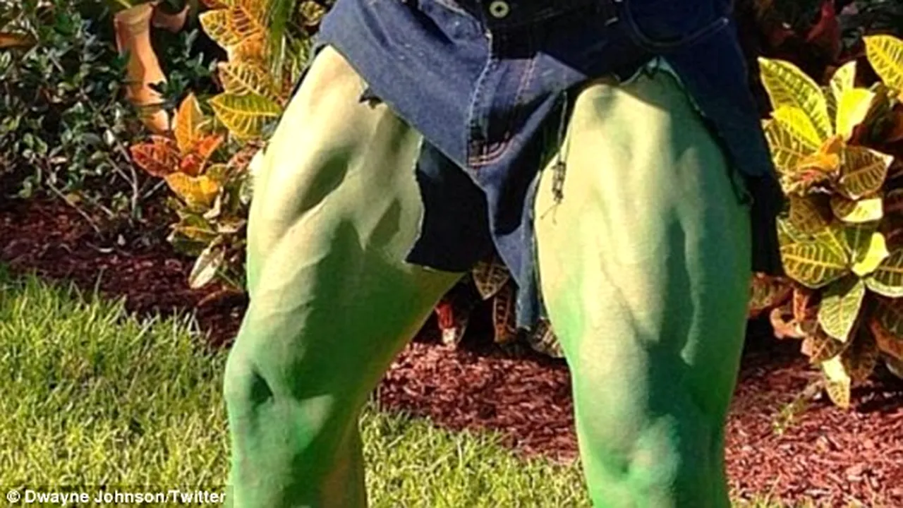 The Rock s-a transformat în Hulk! Îl mai recunoști? FOTO Cum s-au costumat vedetele în seara de Halloween!