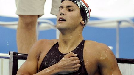 Un african câștigă la natație!