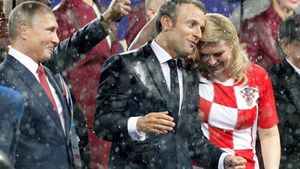 EXCLUSIV | Un antrenor român "a pus ochii" pe președinta Croației, după ce imaginile cu ea udă au făcut înconjurul lumii. "Sunt acasă, dar nu mă aude nevasta..."