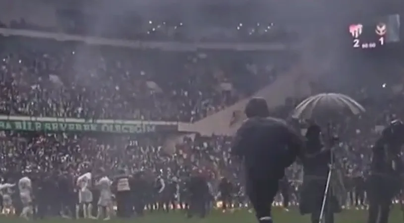 Scene violente în Turcia! Jucătorii s-au luat la bătaie înainte de meci! Un fotbalist a fost lovit de fani | VIDEO