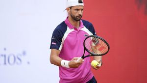 Milionarul care a părăsit-o pe Mădălina Ghenea nu se mai ascunde. A postat o imagine hot cu noua iubită: „Glumeşti?!”