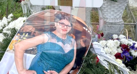 Oana a fost găsită fără suflare în baie, la doar 30 de ani. Mama tinerei susține că fiica sa a murit din cauza condițiilor și a stresului de la serviciu: 