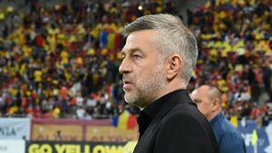 „Toate babele din Oltenia îl iubesc, să îi fie frică lui Edi Iordănescu de acatiste!”. Mesajul mai puțin obișnuit pe care milionarul l-a transmis în direct, la TV!