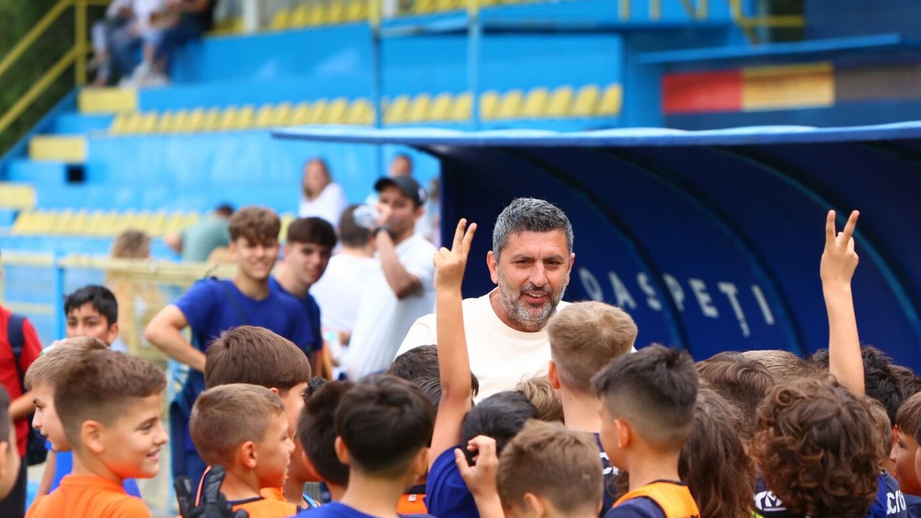 Cum a sărbătorit Marius Baciu ziua de 1 iunie! Antrenorul de la FCSB s-a distrat, alături de cei mici, într-un cartier al Capitalei la o academie din Top 20