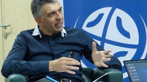 Portretul noului antrenor al echipei CSM București: un tehnician autoritar, "cu el se aprinde și se stinge lumina în sală". Presiune pe Dragan Djukic chiar de la primul meci 