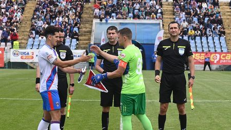 Moment fără precedent la meciul Gloria Buzău - UTA Arad! A căzut din picioare când a dat lovitura de start | VIDEO