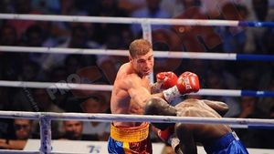 Mănușile folosite de Bute în meciul cu Mendy, scoase la licitație în scop caritabil!