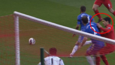 Fază INCREDIBILĂ‚ surprinsă de camerele video în Liverpool - Chelsea!** FOTO Ce i-a făcut Suarez lui Ivanovic când credea că nimeni nu se uita: