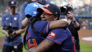 Jordan Chiles și Simone Biles, imagini virale. Au încercat tricourile personalizate ale echipelor Boston Celtics și Boston Bruins, iar fotografiile lor au încins imaginația fanilor