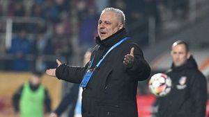 Marius Şumudică i-a făcut praf pe foştii fotbalişti de la Rapid: „Bine că am scăpat de ei”