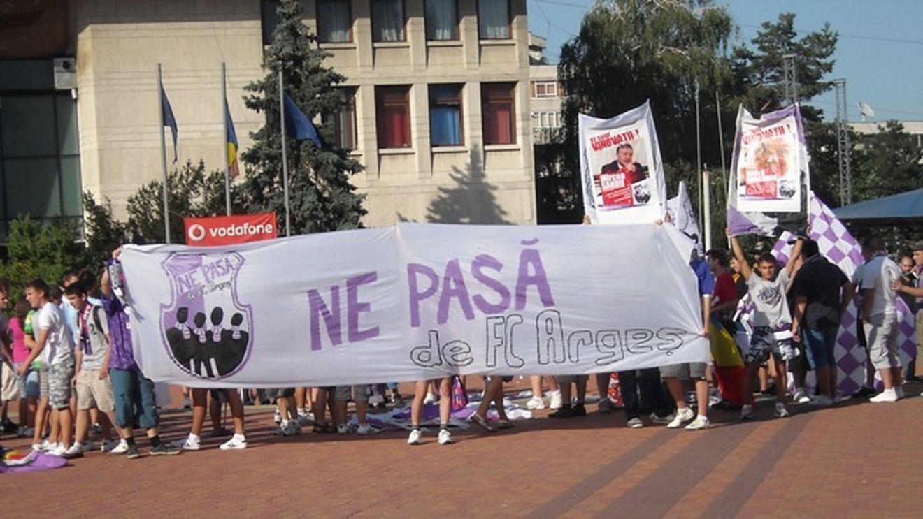 Fanii lui FC Argeș au "LUAT FOC" când au aflat că steliștii ar putea juca la Pitești!** "N-AU ce să caute aici, în patria lui Dobrin!"