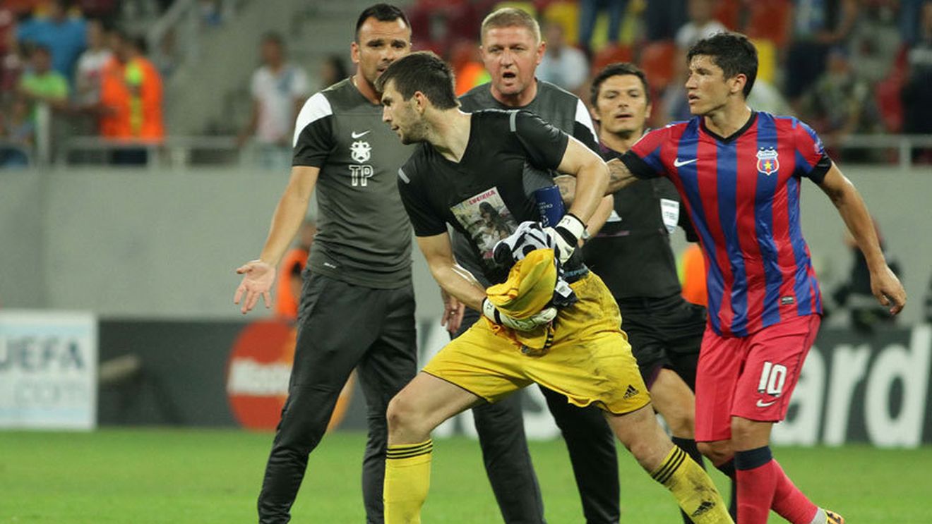 Reacție neașteptată a jucătorilor Legiei, după ce steliștii i-au bombardat cu brichete! Ce au discutat în vestiar