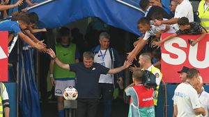 Gheorghe Hagi, genial! Schimbarea care a dus-o pe Farul Constanța în avantaj la meciul cu HJK Helsinki: jucătorul a marcat la prima atingere a balonului | VIDEO