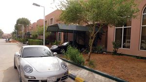 Oli este vecin cu Elton