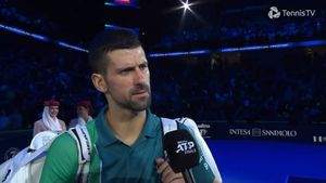 Novak Djokovic, momente tensionate după ce s-a încurcat cu rezerva Hubert Hurkacz la Turneul Campionilor! Replici ironice la interviul acordat pe teren | VIDEO