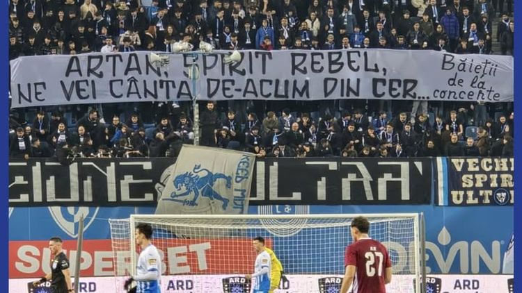 Fanii Universităţii Craiova l-au omagiat pe artistul dispărut recent: „Ne vei cânta acum din Cer”