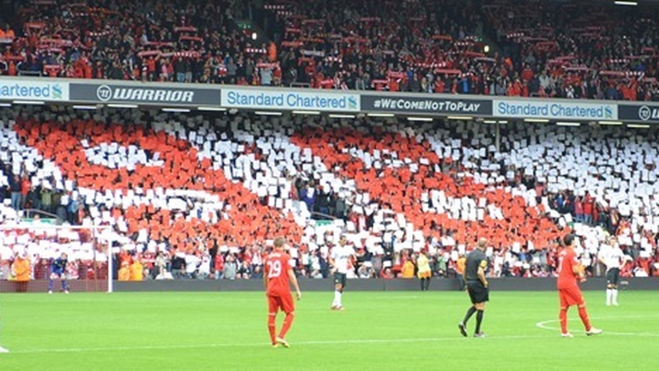 "Anfield" roșu!** Fanii prezenți la derby au comemorat victimele de la Hillsborough
