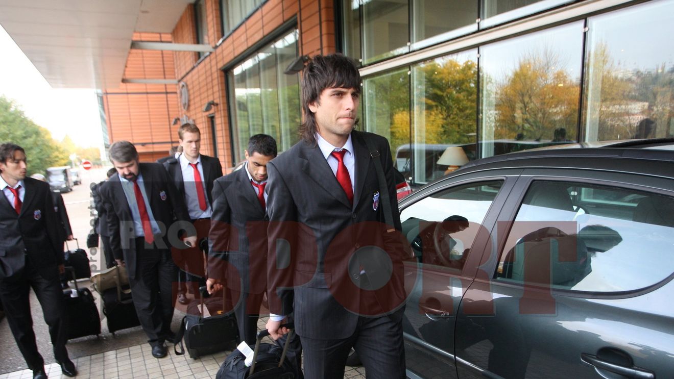 FOTO / Steliștii au pornit cu stângul: au ajuns la Lyon cu 40 de minute întârziere