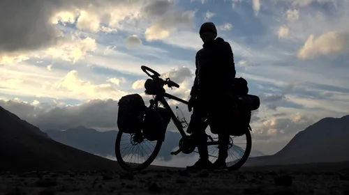 GALERIE FOTO | Povestea lui Radu Păltineanu, primul român care traversează America de Nord și America de Sud pe o bicicletă. A înfruntat pustiul din Alaska, a fost jefuit, dar și-a dus misiunea până la final
