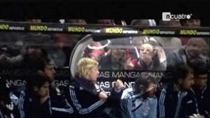 VIDEO** Cum se razbună Guti când e lăsat pe bancă? Agață fete :)