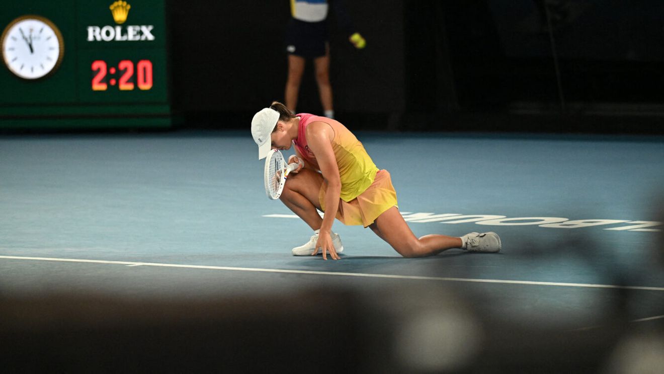 „E atât de scârbos”. Fanii au reacționat imediat după ce au văzut cum Iga Swiatek s-a şters pe picioare şi pe față cu acelaşi prosop cu care ştersese terenul la Australian Open