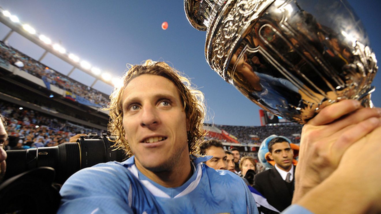 LOVITURĂ‚ pentru Inter! Nu-l poate folosi pe Forlan în Champions League! Vezi motivul