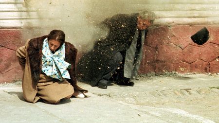 Ca niște câini | Ultimul drum spre București al dictatorilor României: "Am găsit pe teren două suluri de prelată de cort, în care erau înfășurați Elena și Nicolae Ceaușescu. Pilotul aruncase Â«coleteleÂ» și plecase. Ea avea capul spart, el era cu haina de blană și ceasul la mână"