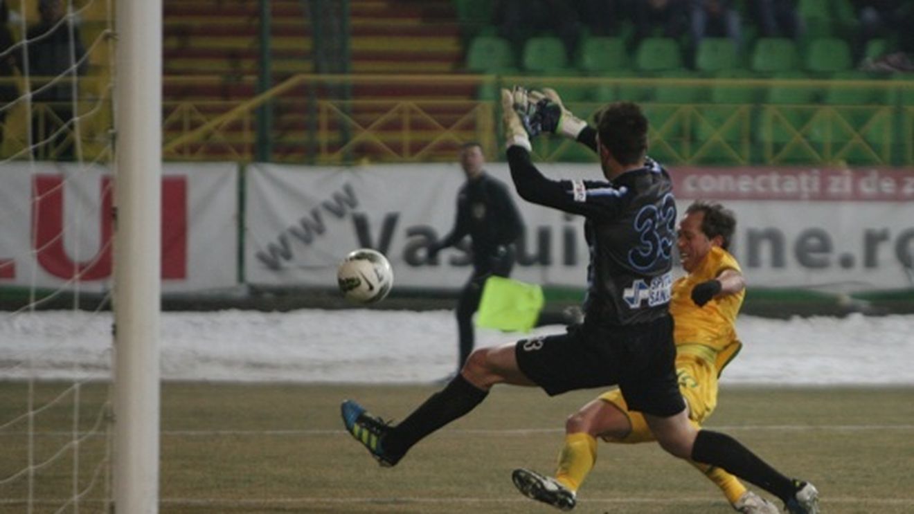 Revelația primei etape, MUTILATĂ‚ la Vaslui:** trei goluri după trei GAFE uluitoare! "Are o scuză, o fi jucat la pariuri"