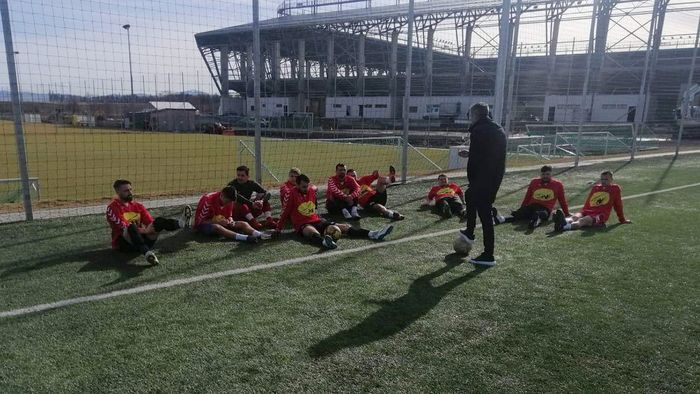 Momente halucinante la amicalul Sepsi 2 - Olimpic Zărnești. Antrenorul covăsnenilor a sărit la bătaie asupra lui Mihai Stere, antrenorul brașovenilor. Și jucătorii au împărțit pumni. ”Magiun” Barbu, șocat: ”E prea mult”