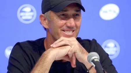 Darren Cahill a scos la iveală cel mai amuzant moment al carierei. I s-a întâmplat după ce o doctoriță a venit să-l trateze pentru o accidentare la inghinali: "Gândește-te că e cea mai urâtă femeie!" / "Nu-ți face griji, nu e atât de mare încât să mă încurce" :)