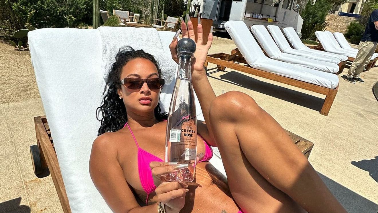 „Devoratoarea de rapperi” este însărcinată cu puștiul vedetă care e cu 18 ani mai mic decât ea! „Ești o prădătoare!”. Cum arată femeia de 39 de ani care are un fiu de vârsta iubitului ei. GALERIE FOTO