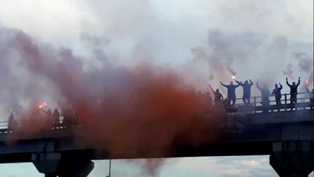 VIDEO | Începe nebunia la PAOK! Fanii echipei lui Răzvan Lucescu au aprins torțe pe un pod de pe autostradă înaintea jocului decisiv pentru titlu

