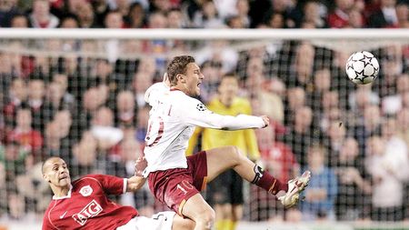 AS Roma dă din nou ochii cu „monstrul" Manchester United